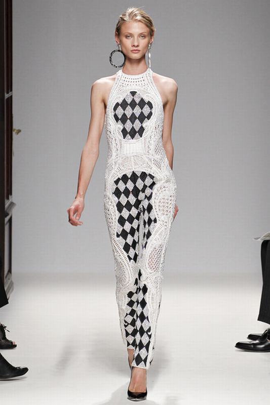 用格子做連衣裙顯得整體“通透”，立體感更強(qiáng)。Balmain 2015春夏系列。