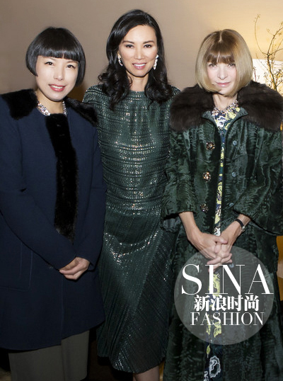 《VOGUE衣飾與美容》編輯總監(jiān)Angelica Cheung、鄧文迪與Anna Wintour