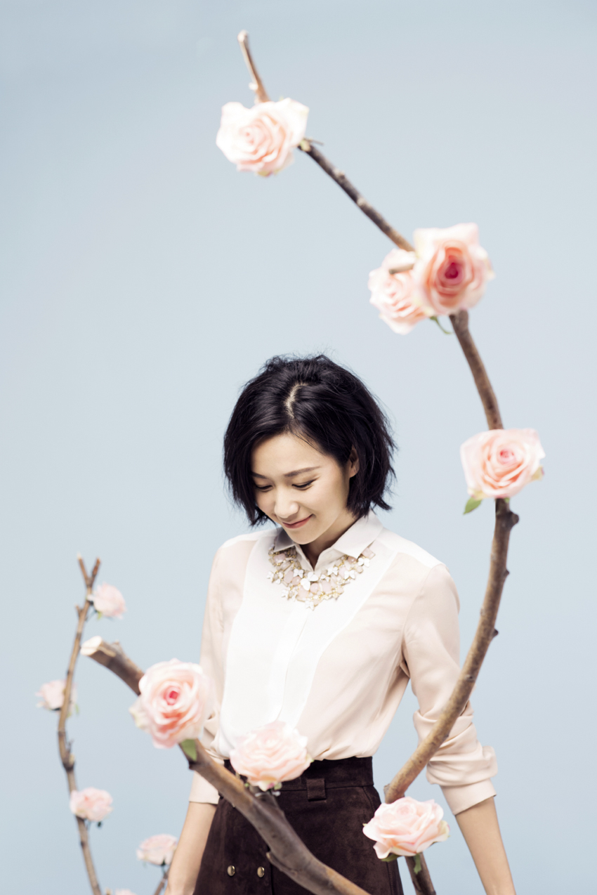 徐靜蕾雜志封面大片 面露桃花精致妝容