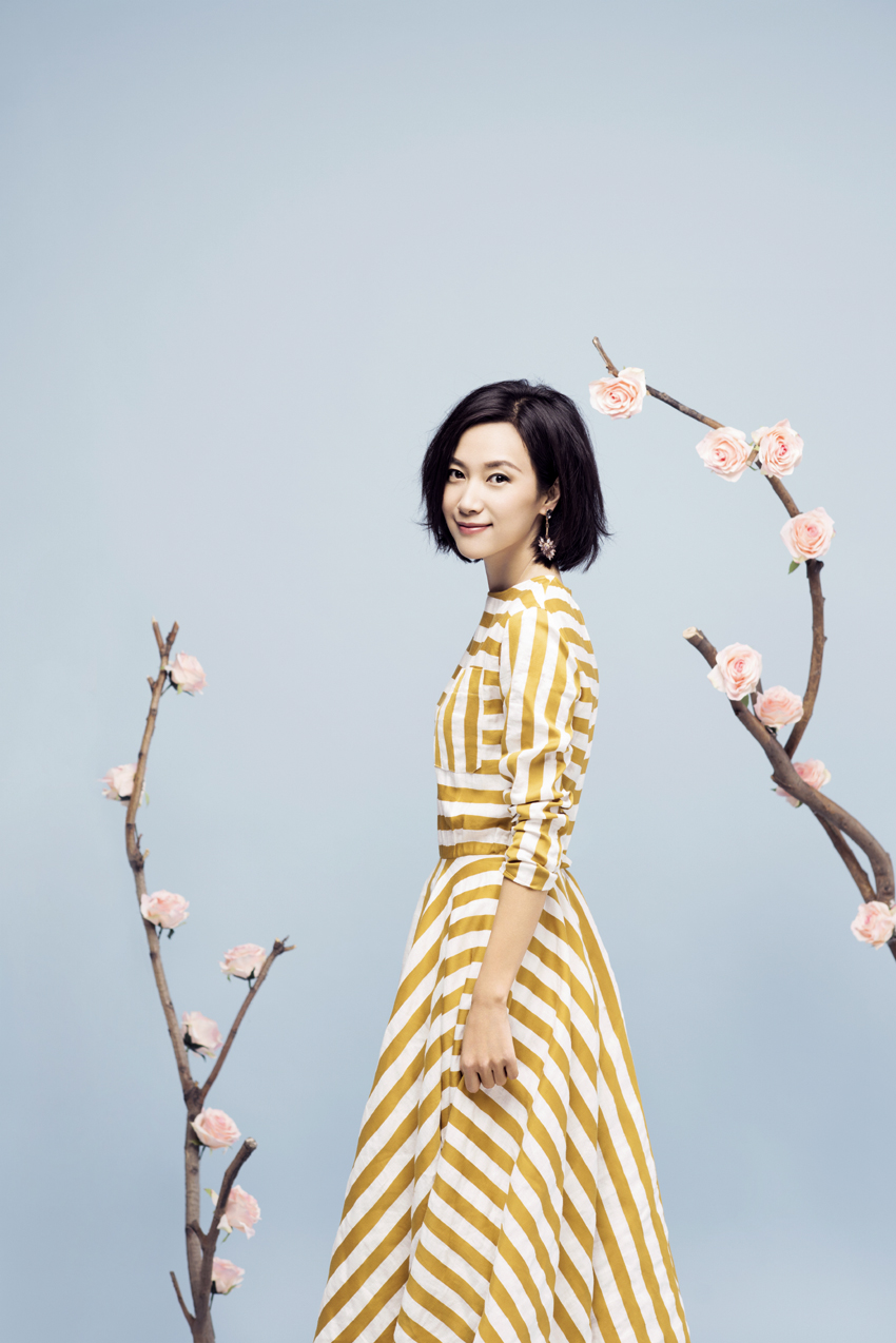 徐靜蕾雜志封面大片 面露桃花精致妝容