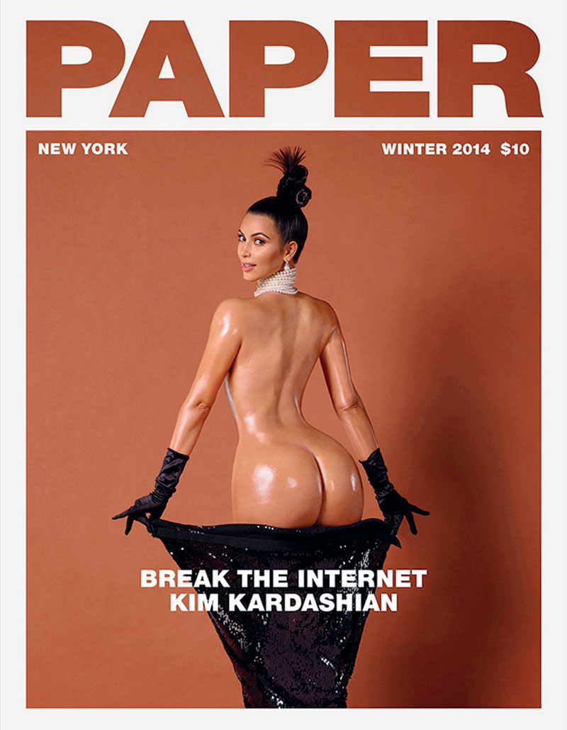 回顧Kim Kardashian的眾多街拍照片中，我們不得不佩服，如此特殊的身形比例從來沒有影響過她對包身連身洋裝和緊身短褲的喜愛。Kim Kardashian的翹臀裸照在網(wǎng)絡(luò)上掀起巨浪回憶。