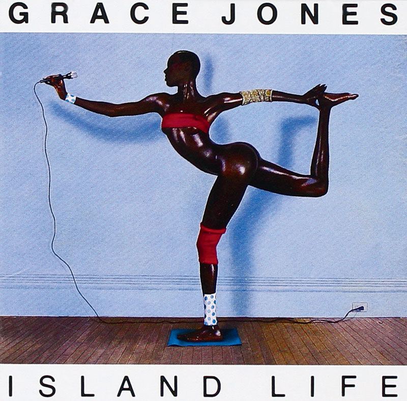 黑人女歌手Grace Jones于1990年的《Island Life》專輯封面也曾展示過。下半身的曲線展露無遺，在當(dāng)時可謂相當(dāng)驚世駭俗。