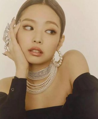 你和“人間香奈兒”Jennie，相差一個(gè)直角肩！